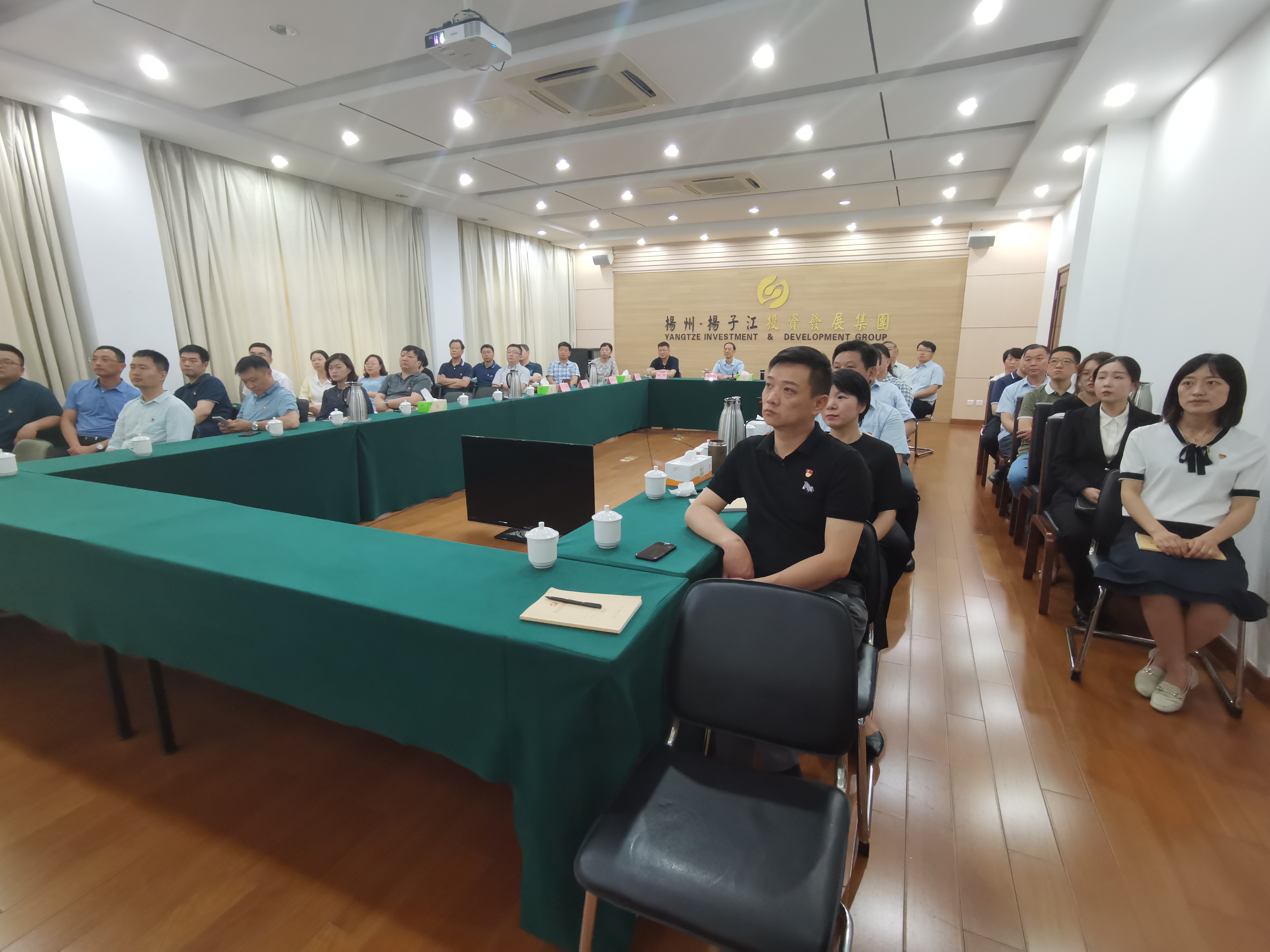 揚(yáng)子江集團(tuán)黨委理論中心組、全體中層干部、直屬支部全體黨員收看慶祝共產(chǎn)黨成立100周年大會(huì).jpg
